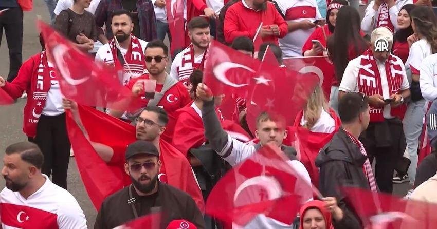Almanya'da yer gök kırmızı-beyaza döndü