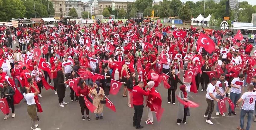 Almanya'da yer gök kırmızı-beyaza döndü