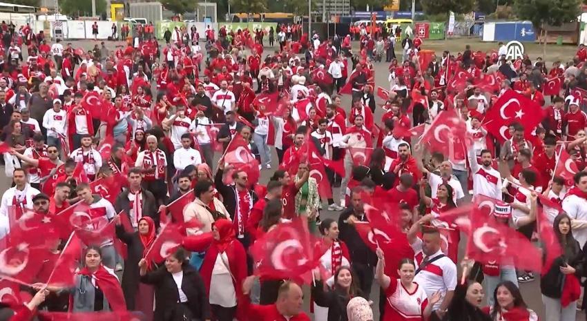 Almanya'da yer gök kırmızı-beyaza döndü