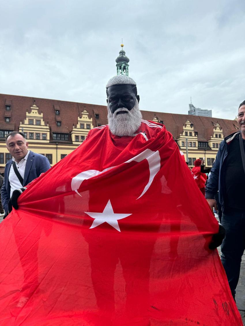 Almanya'da yer gök kırmızı-beyaza döndü