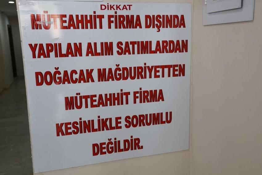 Dolandırıldığını söyleyen müteahhit dairenin kapısını betonla kapattı, binaya afiş astı