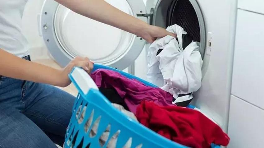 Tek bardağı çamaşır makinesine yetiyor; Çamaşırları ilk hali gibi parlatan tüyoda o malzemeye ihtiyaç var