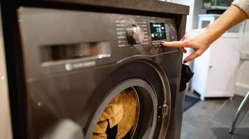 Tek bardağı çamaşır makinesine yetiyor; Çamaşırları ilk hali gibi parlatan tüyoda o malzemeye ihtiyaç var