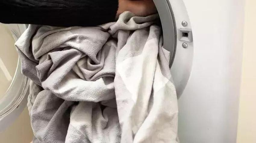 Tek bardağı çamaşır makinesine yetiyor; Çamaşırları ilk hali gibi parlatan tüyoda o malzemeye ihtiyaç var