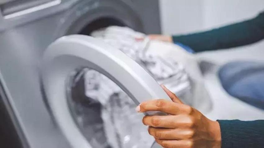 Tek bardağı çamaşır makinesine yetiyor; Çamaşırları ilk hali gibi parlatan tüyoda o malzemeye ihtiyaç var