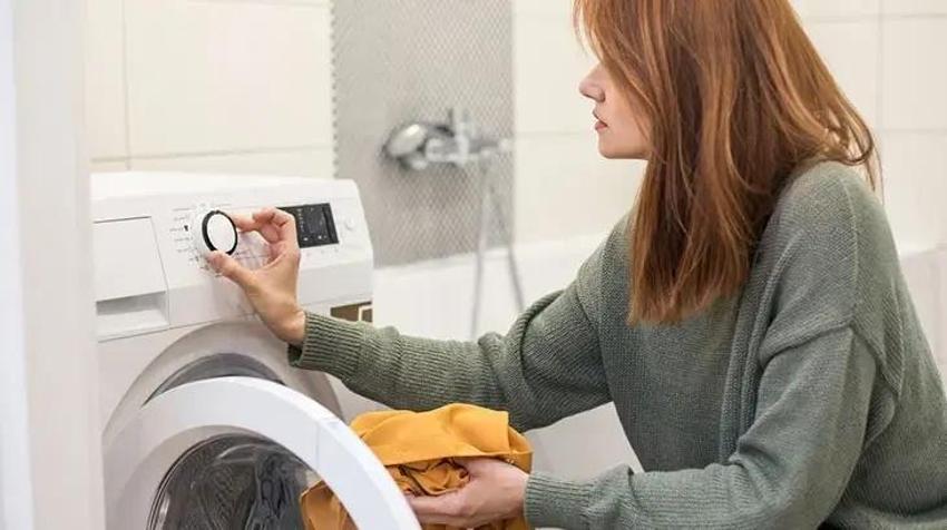 Tek bardağı çamaşır makinesine yetiyor; Çamaşırları ilk hali gibi parlatan tüyoda o malzemeye ihtiyaç var