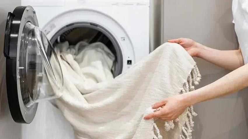 Tek bardağı çamaşır makinesine yetiyor; Çamaşırları ilk hali gibi parlatan tüyoda o malzemeye ihtiyaç var