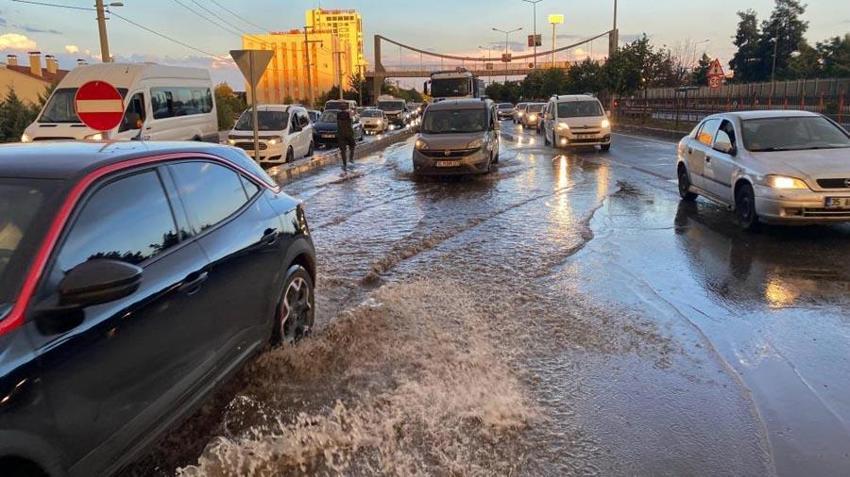 Gök gürültülü sağanak yağışlar geliyor! Meteoroloji birçok il için kuvvetli rüzgar uyarısında bulundu