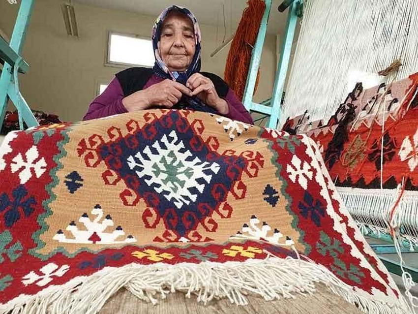 Adana'da kökeni yüzyıllar öncesine dayanıyor, asırlardır aynı yöntem kullanılıyor: Rengi solmuyor, kullanıldıkça canlanıyor