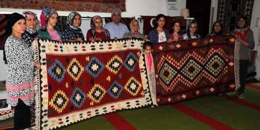 Adana'da kökeni yüzyıllar öncesine dayanıyor, asırlardır aynı yöntem kullanılıyor: Rengi solmuyor, kullanıldıkça canlanıyor