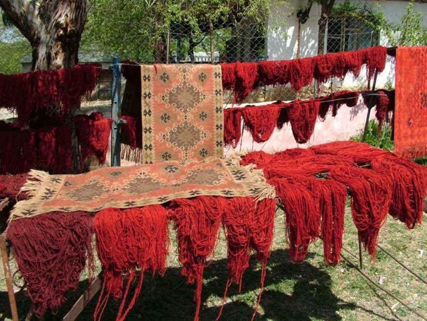 Adana'da kökeni yüzyıllar öncesine dayanıyor, asırlardır aynı yöntem kullanılıyor: Rengi solmuyor, kullanıldıkça canlanıyor