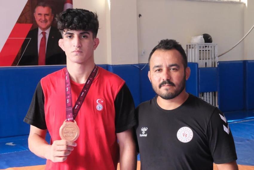 Dedesi ve abisine özenerek güreşe başladı, hedefi dünya şampiyonluğu