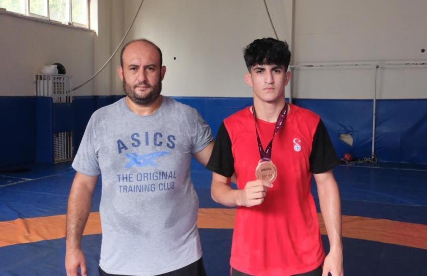 Dedesi ve abisine özenerek güreşe başladı, hedefi dünya şampiyonluğu