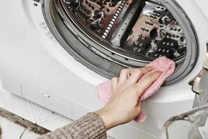 Yıkadığınız çamaşırlar kokuyor mu? Çamaşar makinesini 20 dakikada ilk günkü haline döndürüyor! Doğal karışımı hızlıca hazırlayıp, tambura atın!