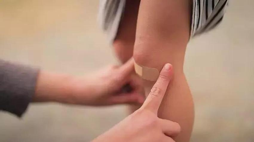 Yara bandı bu şekilde kullanınca yaralar daha çabuk iyileşiyormuş!