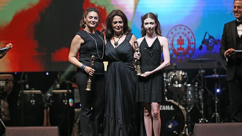 Pamuğun kozası festivalin simgesi oldu: Yılmaz Güney ve Fatma Girik damga vurdu! Altın Koza Film Festivali başvuruları başladı