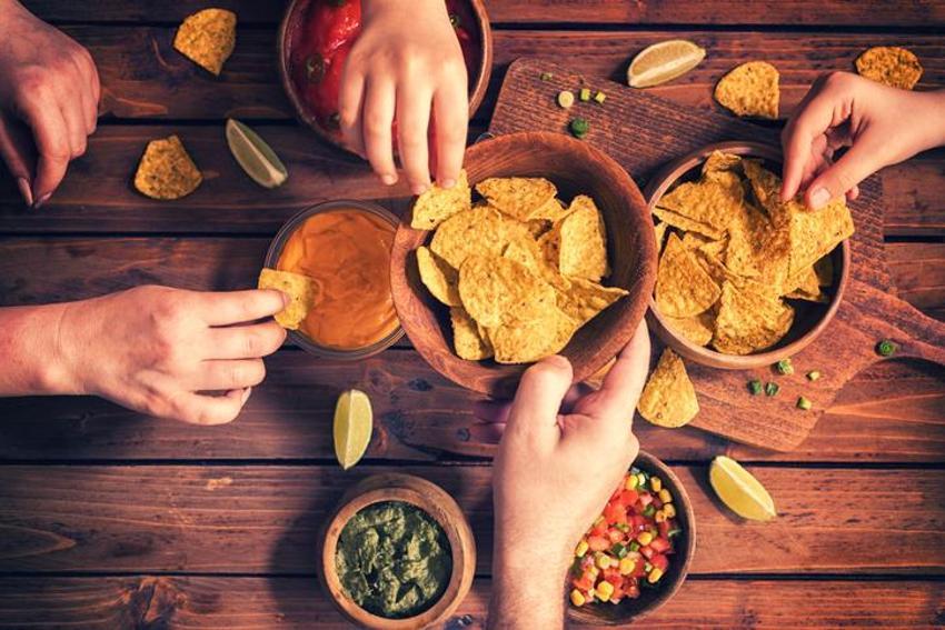 Sıcaklık tetikliyor, ağrı günlerce sürüyor! Bu besinlerden uzak durun