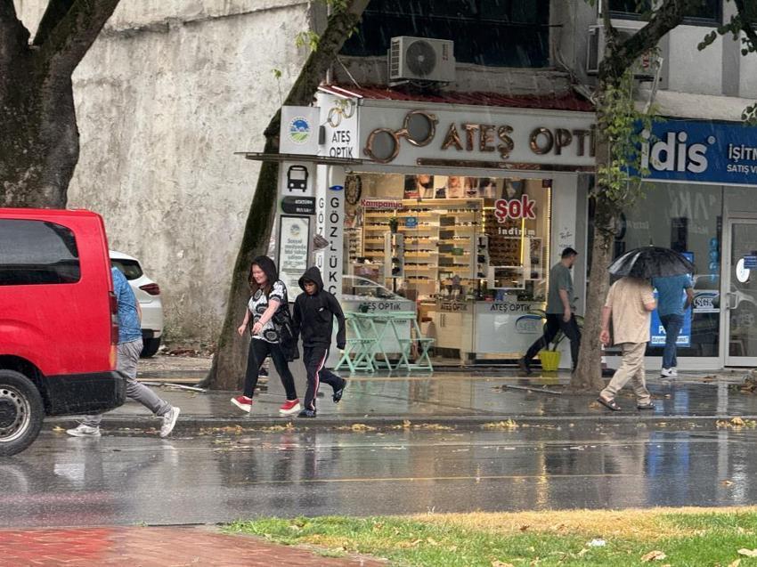 Meteoroloji'den son dakika yağmur uyarısı! Kavurucu sıcaklara kısa mola: İstanbul, Ankara, İzmir 
