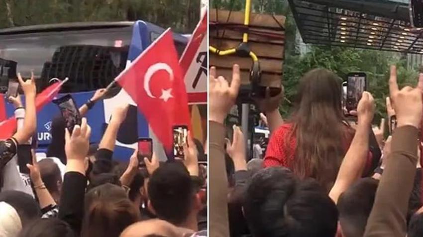 Berlin'de binlerce Türk, A Milli Takımı bozkurt işareti ve mehter marşıyla karşıladı