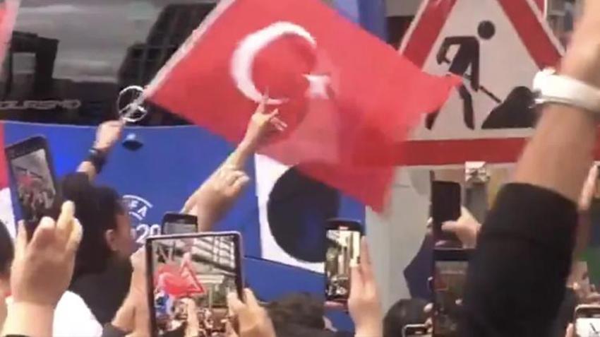 Berlin'de binlerce Türk, A Milli Takımı bozkurt işareti ve mehter marşıyla karşıladı
