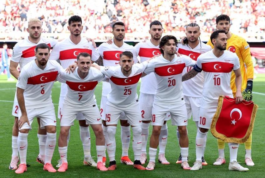 Berlin'de binlerce Türk, A Milli Takımı bozkurt işareti ve mehter marşıyla karşıladı