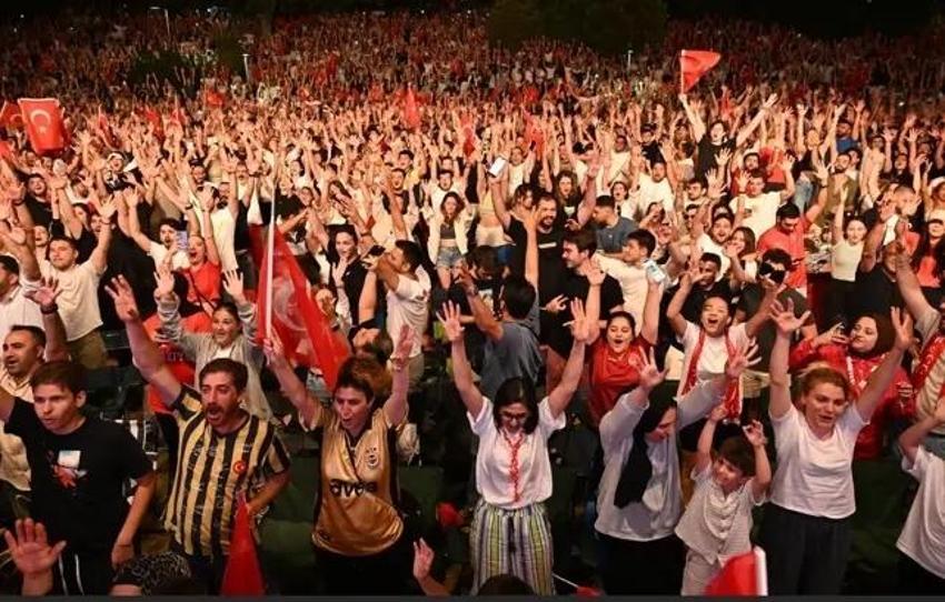 İstanbul'da milli maç izlenecek mekanlar! Türkiye Hollanda milli maçı dev ekran nereye kuruldu?