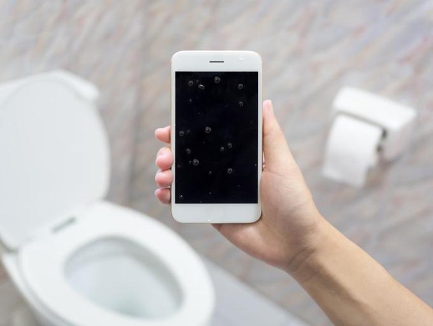 Cep telefonuyla geçirilen süreye dikkat! Hemoroid, anal fissür gibi hastalıklara davetiye çıkarıyor