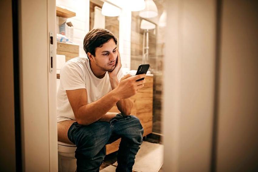 Cep telefonuyla geçirilen süreye dikkat! Hemoroid, anal fissür gibi hastalıklara davetiye çıkarıyor