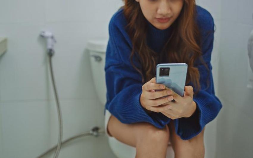 Cep telefonuyla geçirilen süreye dikkat! Hemoroid, anal fissür gibi hastalıklara davetiye çıkarıyor