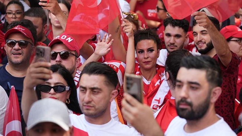 Berlin'de her yer kırmızı-beyaz! Binlerce kişi bozkurt işareti yapıp milli takıma böyle destek verdi