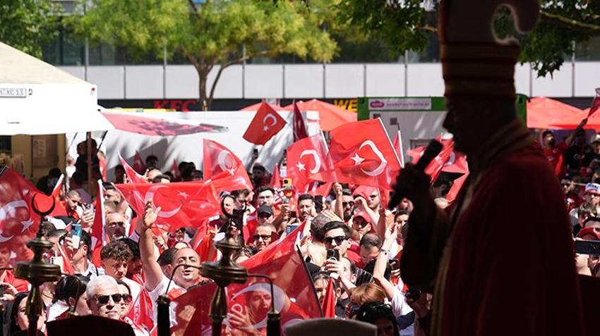 Berlin'de her yer kırmızı-beyaz! Binlerce kişi bozkurt işareti yapıp milli takıma böyle destek verdi