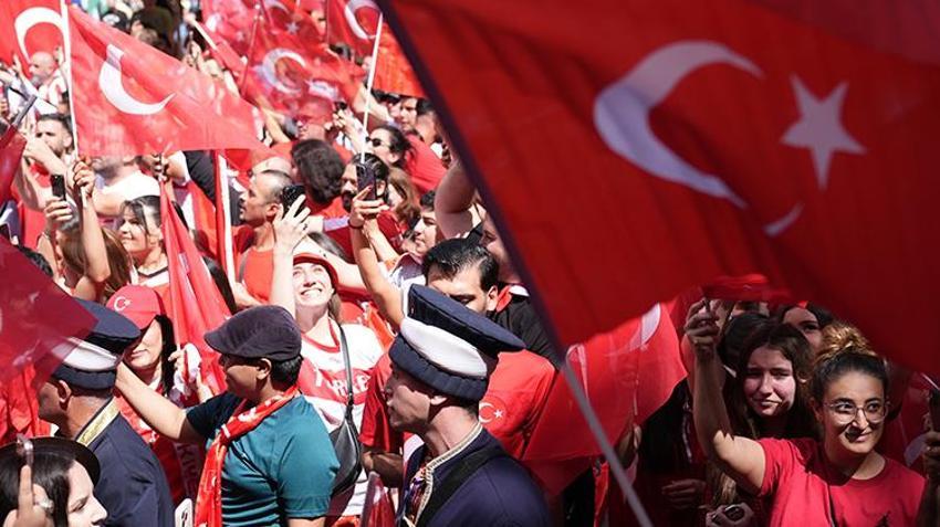 Berlin'de her yer kırmızı-beyaz! Binlerce kişi bozkurt işareti yapıp milli takıma böyle destek verdi