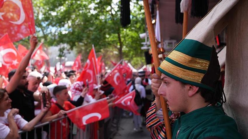 Berlin'de her yer kırmızı-beyaz! Binlerce kişi bozkurt işareti yapıp milli takıma böyle destek verdi