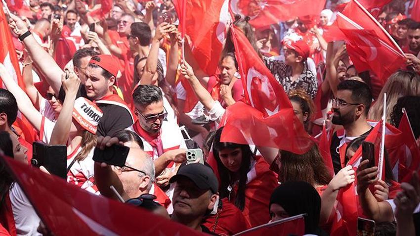 Berlin'de her yer kırmızı-beyaz! Binlerce kişi bozkurt işareti yapıp milli takıma böyle destek verdi
