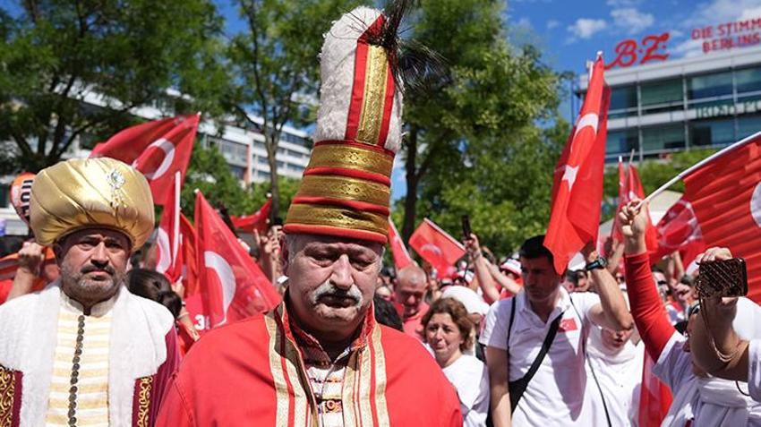 Berlin'de her yer kırmızı-beyaz! Binlerce kişi bozkurt işareti yapıp milli takıma böyle destek verdi