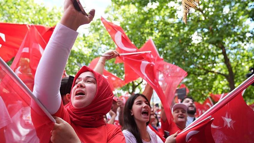 Berlin'de her yer kırmızı-beyaz! Binlerce kişi bozkurt işareti yapıp milli takıma böyle destek verdi
