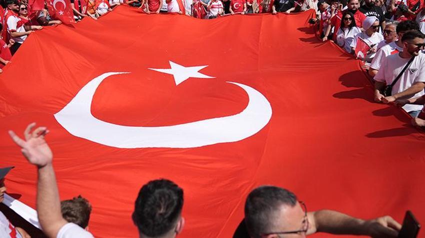 Berlin'de her yer kırmızı-beyaz! Binlerce kişi bozkurt işareti yapıp milli takıma böyle destek verdi