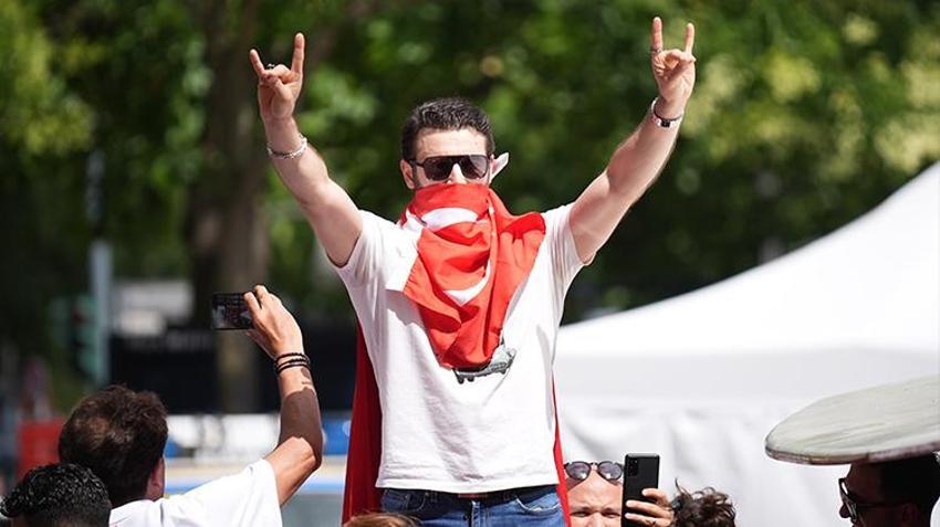 Berlin'de her yer kırmızı-beyaz! Binlerce kişi bozkurt işareti yapıp milli takıma böyle destek verdi
