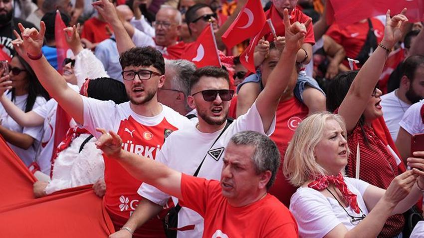 Berlin'de her yer kırmızı-beyaz! Binlerce kişi bozkurt işareti yapıp milli takıma böyle destek verdi