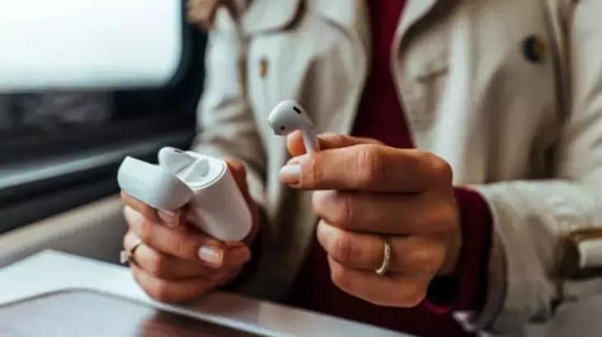 Airpods kulaklığı bu yöntemle temizleyince kutudan yeni çıkmış gibi oluyor!