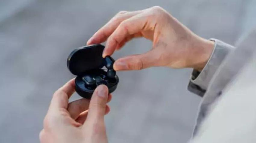 Airpods kulaklığı bu yöntemle temizleyince kutudan yeni çıkmış gibi oluyor!