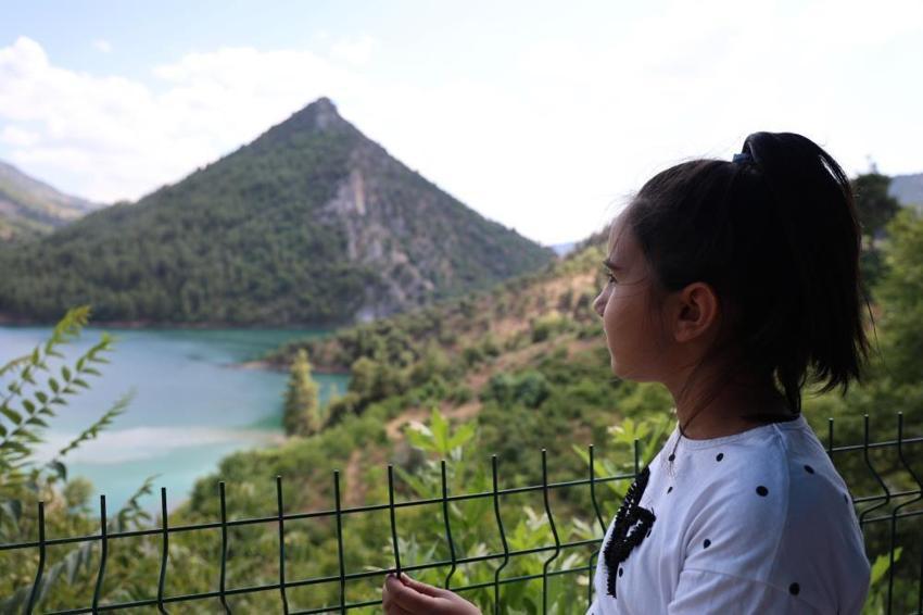 Adana'da Karadeniz'i andıran manzara: Feke baraj göleti görenleri kendine hayran bırakıyor
