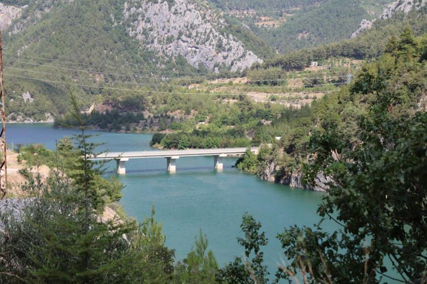 Adana'da Karadeniz'i andıran manzara: Feke baraj göleti görenleri kendine hayran bırakıyor