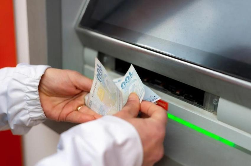ATM'lere yutma özelliği geldi! Bunu yapanların banka kartına el konulacak: Yeni karar güven veriyor!