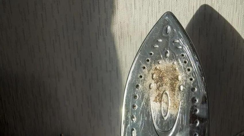 Ütü altındaki yanmış kireci bitiren tüyo; Söküp takmaya gerek bırakmıyor! İlk günkü haline çevirmek için beyaz sirkeyi cezvede ısıtın....