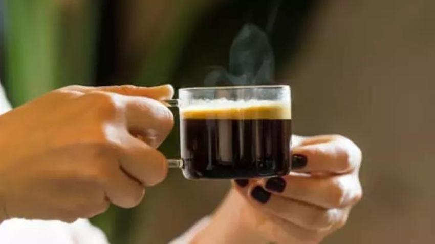 Kahve sevenlerin deneyeceği bir tüyo daha çıktı; Bir fincana bir kaşık ekleyince botoks etkisi yapıyor