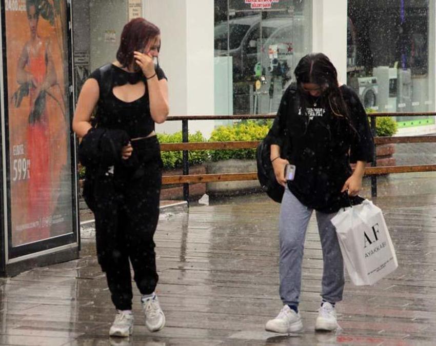 Yağmur kuvvetli şekilde geri dönüyor! İstanbul dahil 16 il için saat verildi