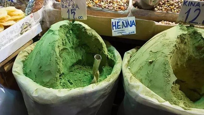 KINA SAÇ UZATIR MI? Saç derisine nüfuz etmesi korkutuyor! Herkes riskli olduğunu düşünüyor ancak etkileri harika