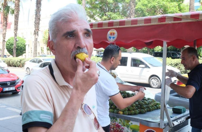 Adana'nın serinleten lezzeti dikenli incir tezgahlarda yerini aldı! Kilosu 15 liradan satılıyor, vatandaşlar akın ediyor