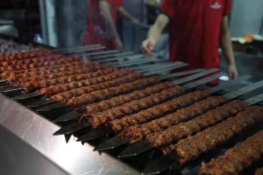 'Dünya Kebap Günü' nedeniyle tarım işçisi ailelere kebap dağıttı! 